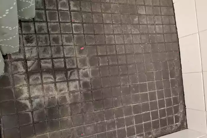 نم کشیدن سرامیک کف ساختمان